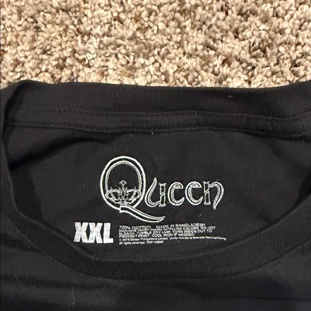 Que Black 'Queen' Concert Graphic Tee with Blue & Red Print - Picture 2 of 3